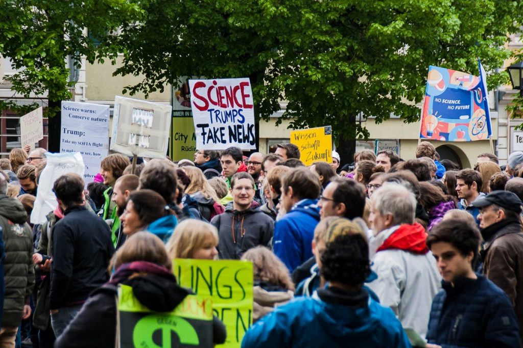 Menschenmenge mit Plakaten