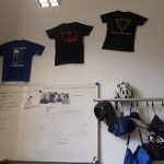 T-Shirts an der Wand