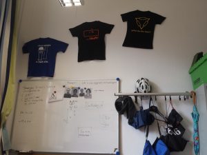 T-Shirts an der Wand