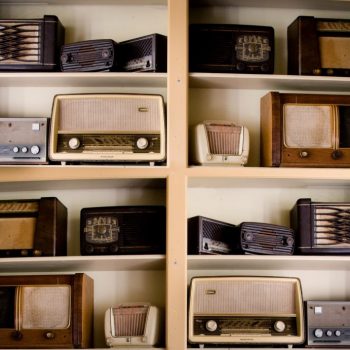 Regal mit historischen Radios