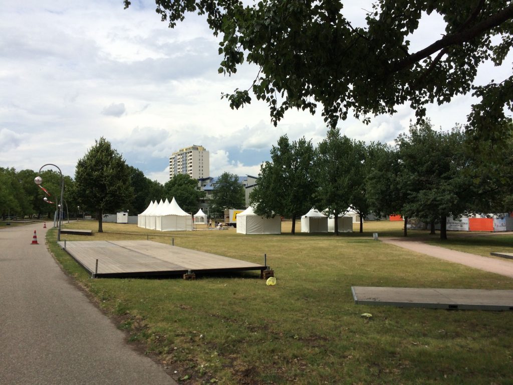 Festivalgelände mit Pavillons