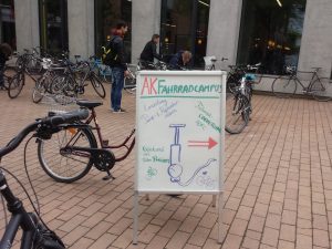 Aufsteller-Hinweisschild zum Fahrradcampus