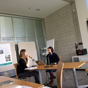Zwei Studentinnen beim Radio-Workshop