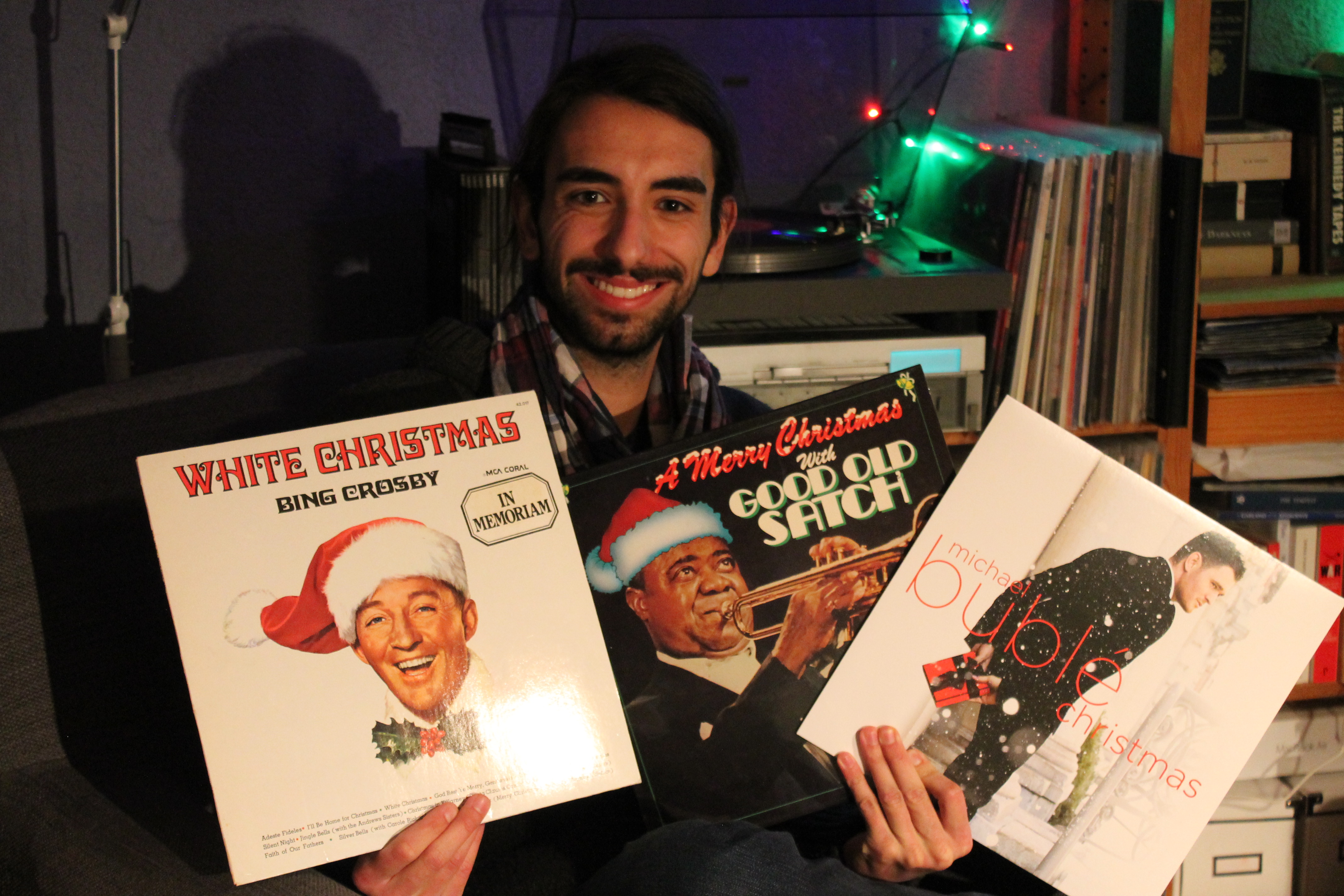 Josh mit Weihnachts-Schallplatten