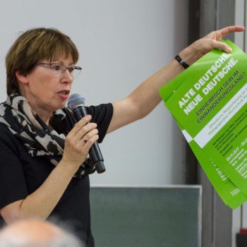 Frau mit Plakat