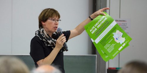 Frau mit Plakat