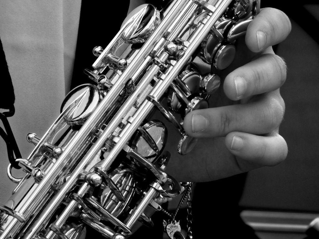 Finger auf einem Saxofon