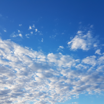 Wolken vor blauem Himmel