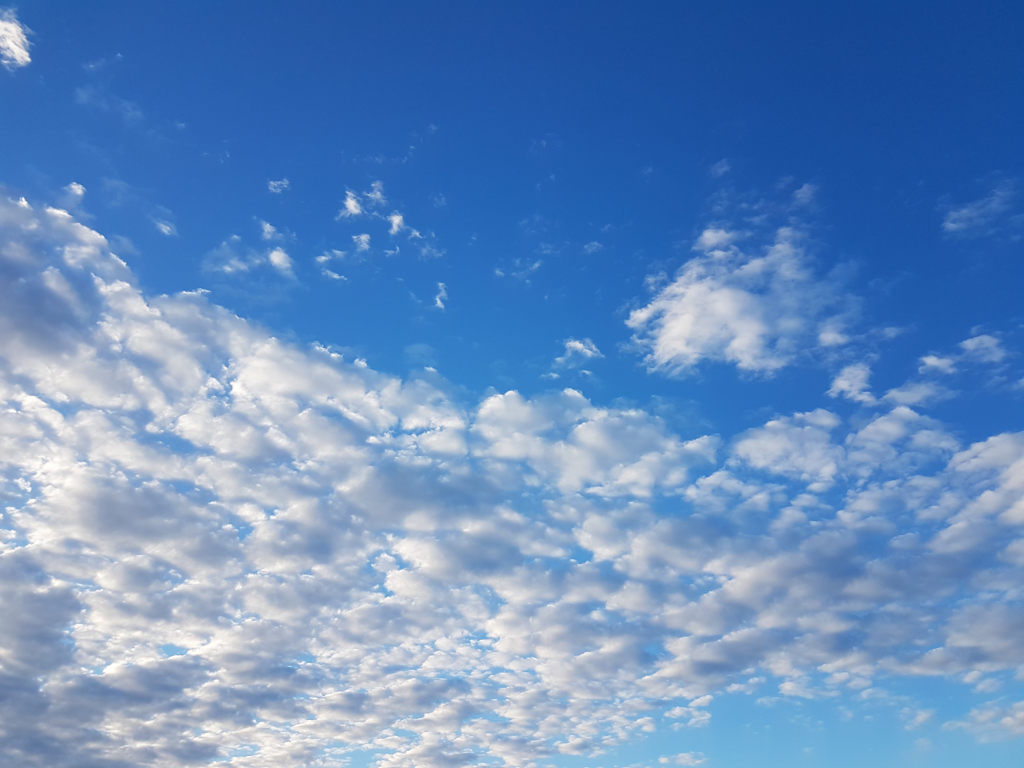 Wolken vor blauem Himmel