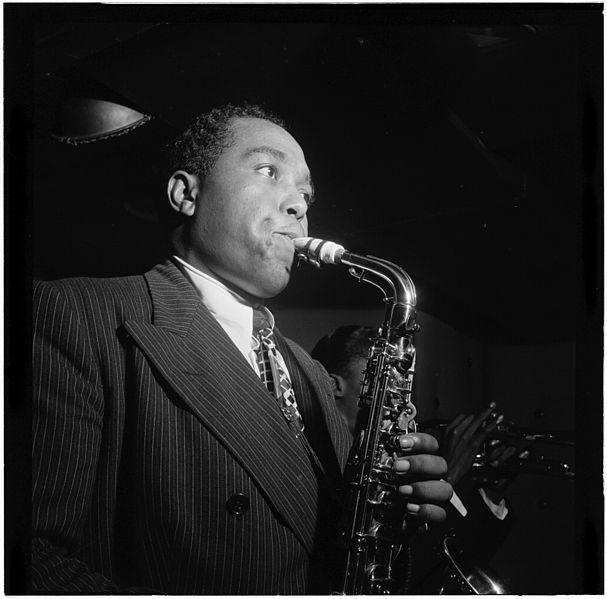 Charlie Parker mit Saxophon