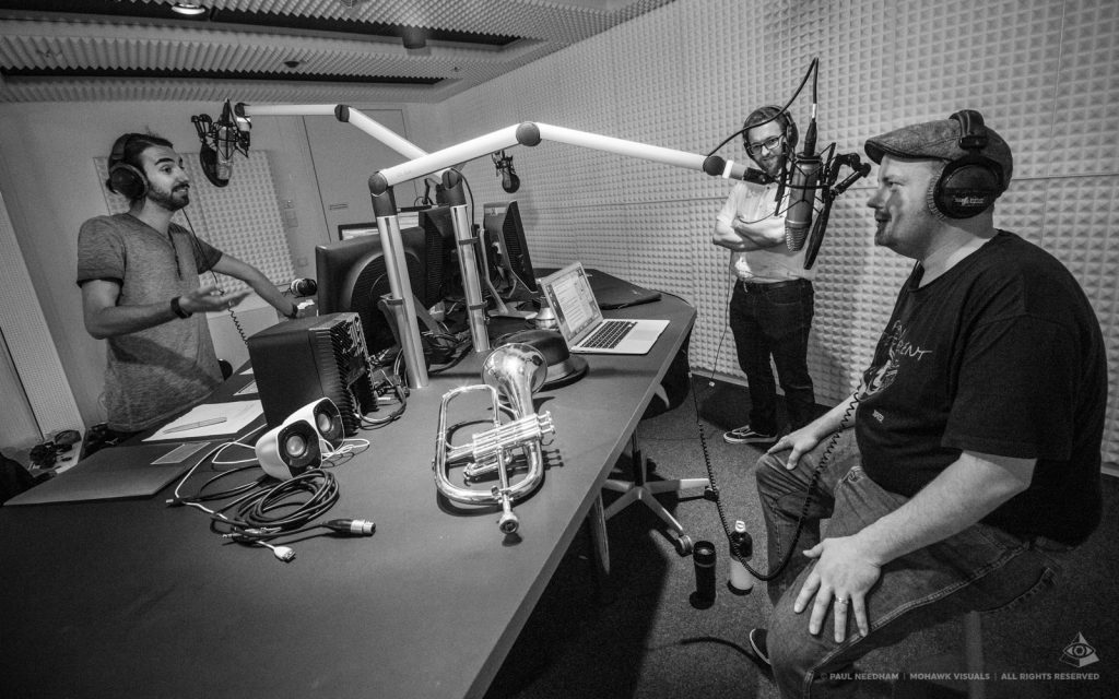 Musiker und Moderator im Studio