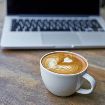 Laptop und Tasse Kaffee