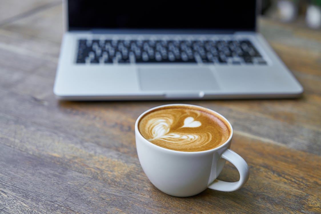 Laptop und Tasse Kaffee