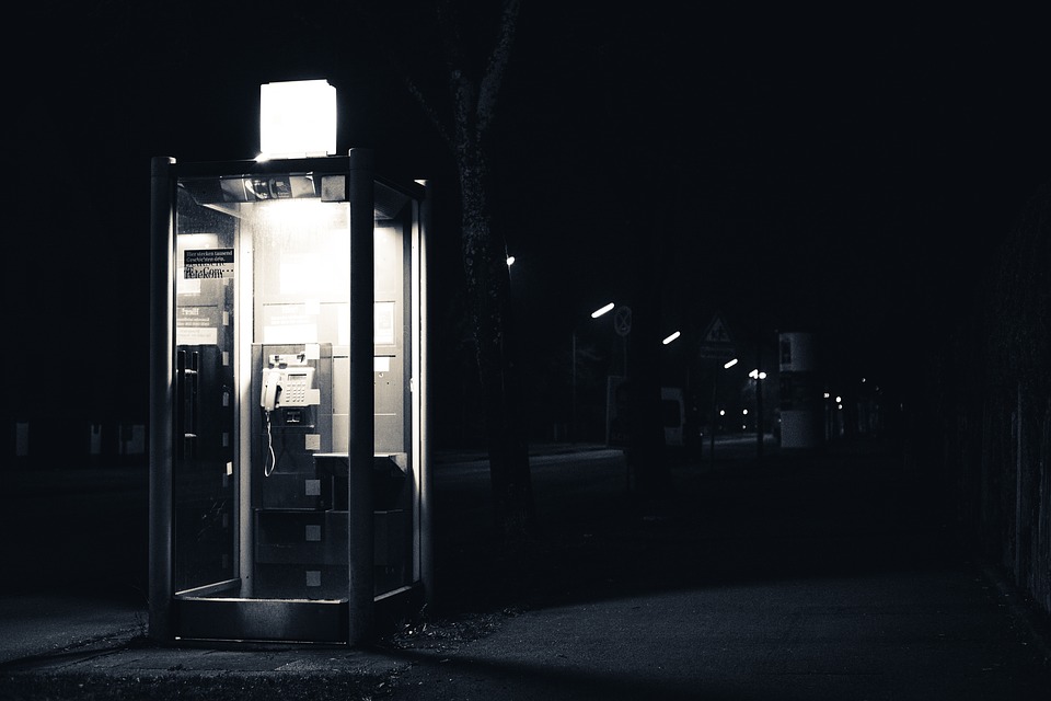 erleuchtete Telefonzelle in der Nacht