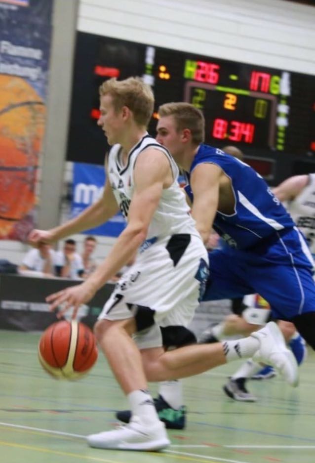 Nils Maisel beim Basketballmatch