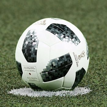 Fußball auf dem Rasen