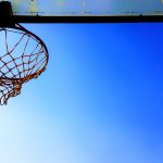 Basketballkorb vor blauem Himmel