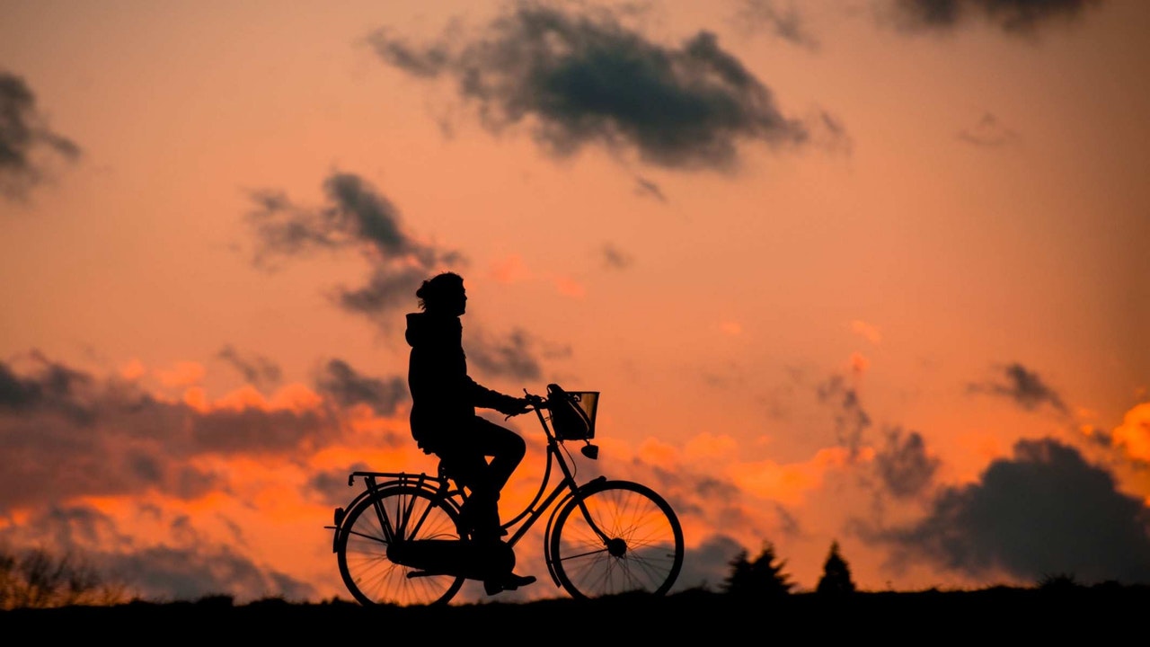 Fahrradfahrer bei Sonnenuntergang