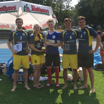 Mannschaft mit Pokal