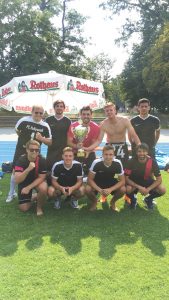 Mannschaft mit Pokal