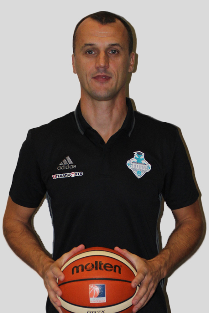 Zoran Seatovic mit Basketball in den Händen