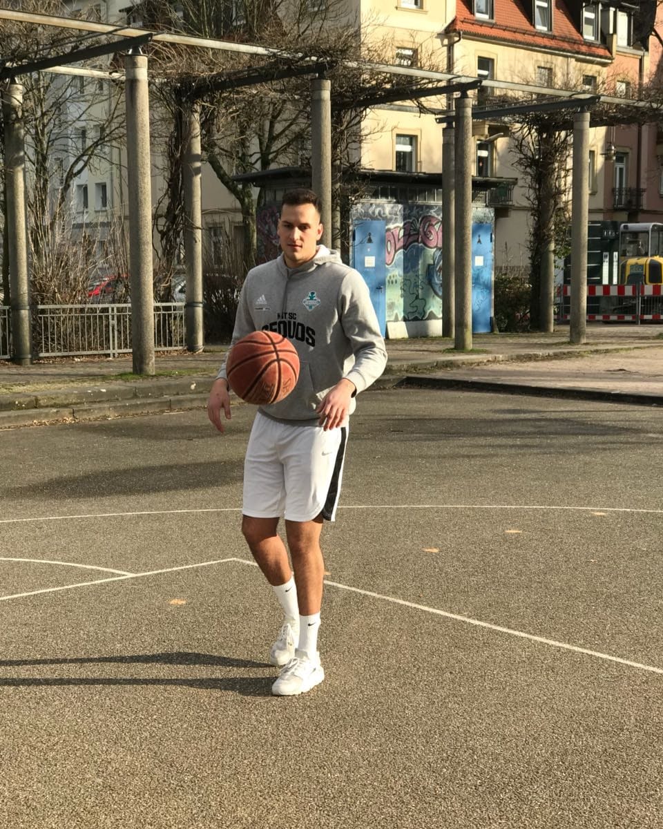 Sven Saddedine mit Basketball auf der Straße