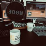 Zwei Campusradio-Tassen auf dem Studiopult