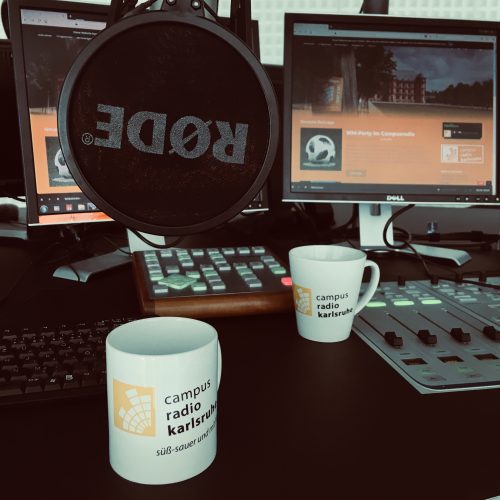 Campusradio-Tassen auf Studio-Tisch