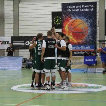 Mannschaft Arvato College Wizards sammelt sich auf dem Spielfeld