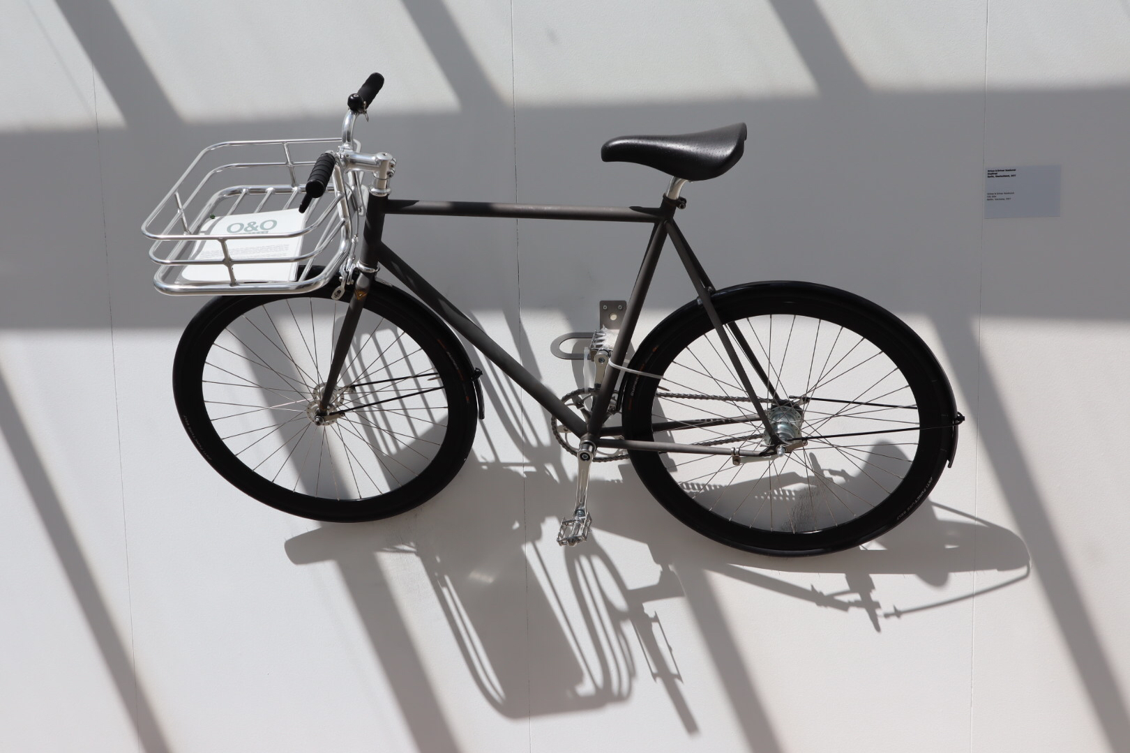Fahrrad in der Ausstellungshalle