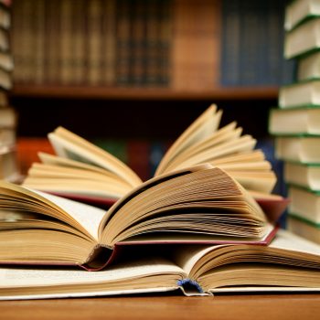 Bücherstapel und aufgeschlagene Bücher