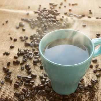 Tasse mit dampfendem Kaffee