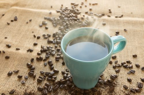 Tasse mit dampfendem Kaffee