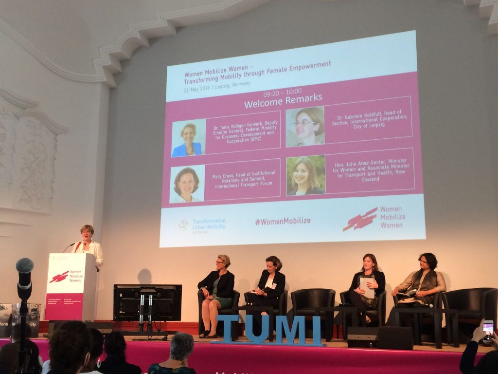 Frauen auf dem Podium bei einer Tagung