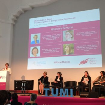 Frauen auf dem Podium bei einer Tagung