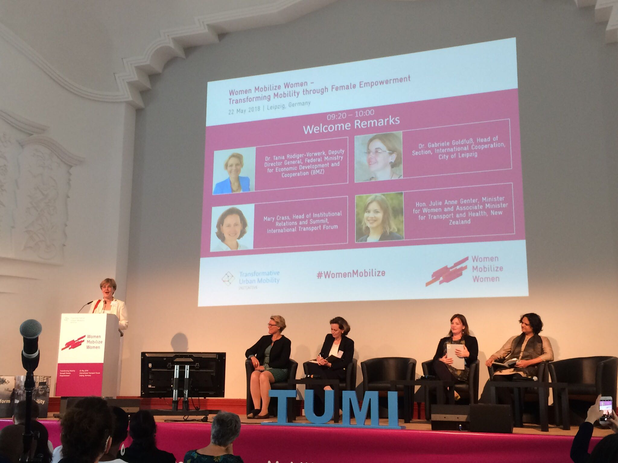 Frauen auf dem Podium bei einer Tagung