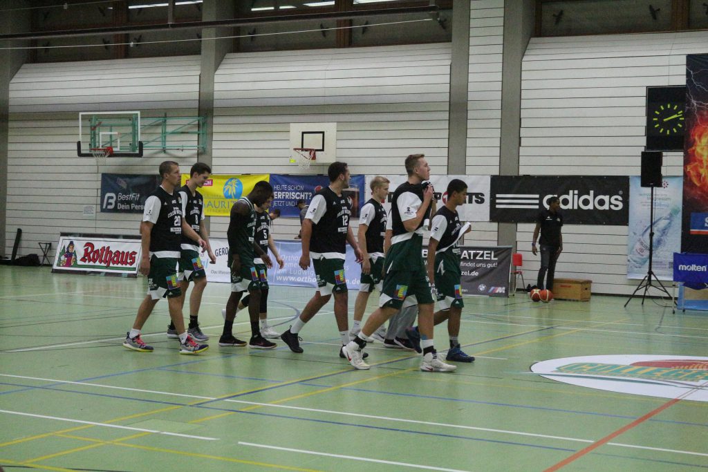 Basketball-Team läuft auf Feld