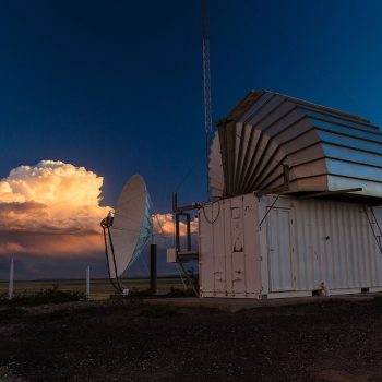 Teleskop-Anlagen vor Abendhimmel