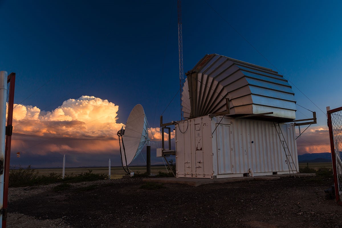 Teleskop-Anlagen vor Abendhimmel