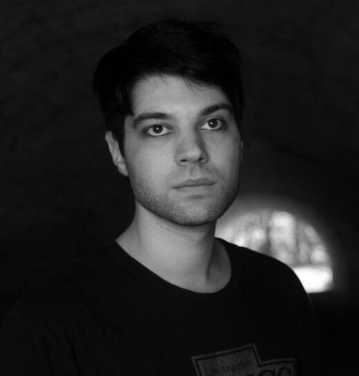 Porträtbild Musiker Themis in schwarz-weiß
