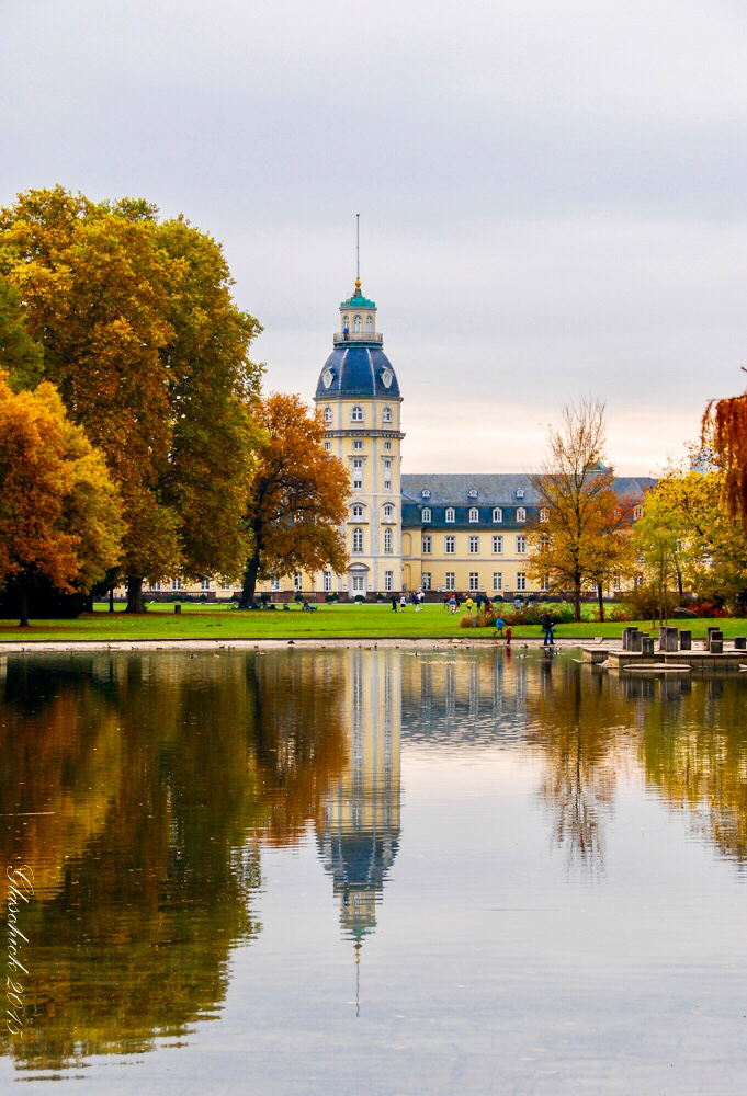 Schloss Karlsruhe mit Teich im Vordergrund