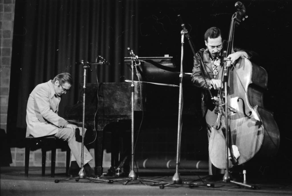 Zwei Jazz-Musiker mit Instrumenten auf der Bühne