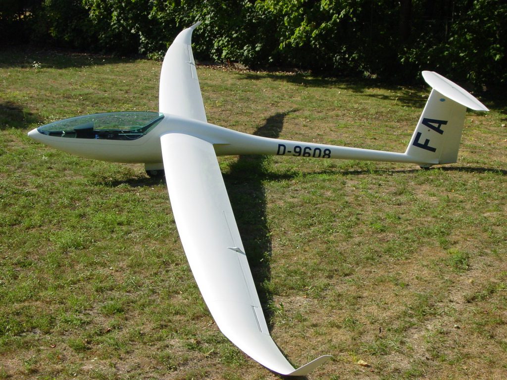 Segelflugzeug vor dem Start auf der Wiese