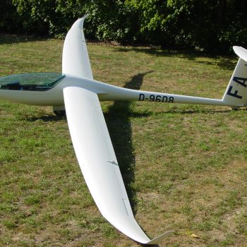 Segelflugzeug vor dem Start auf der Wiese