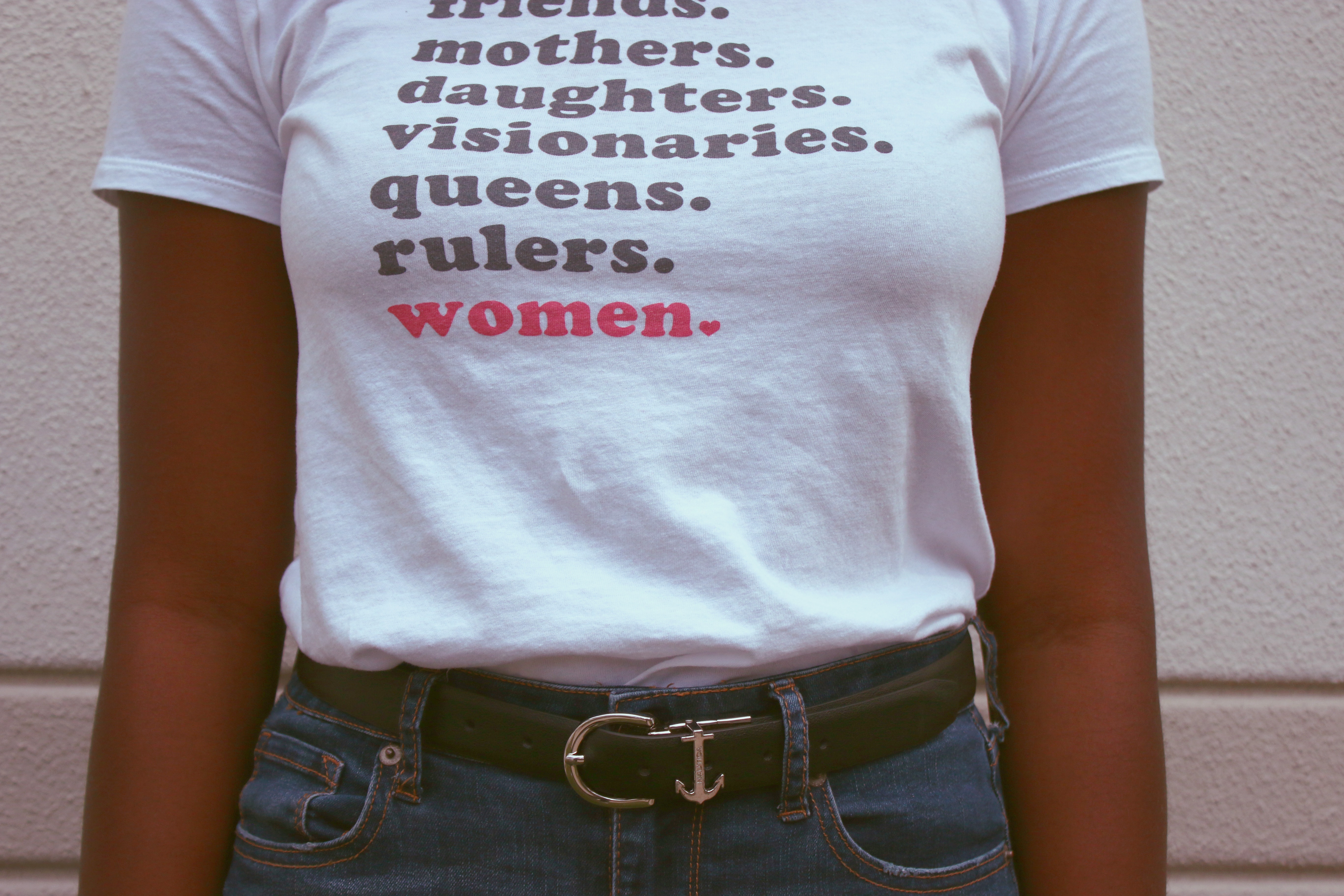 Fraun-Oberkörper mit bedrucktem T-Shirt