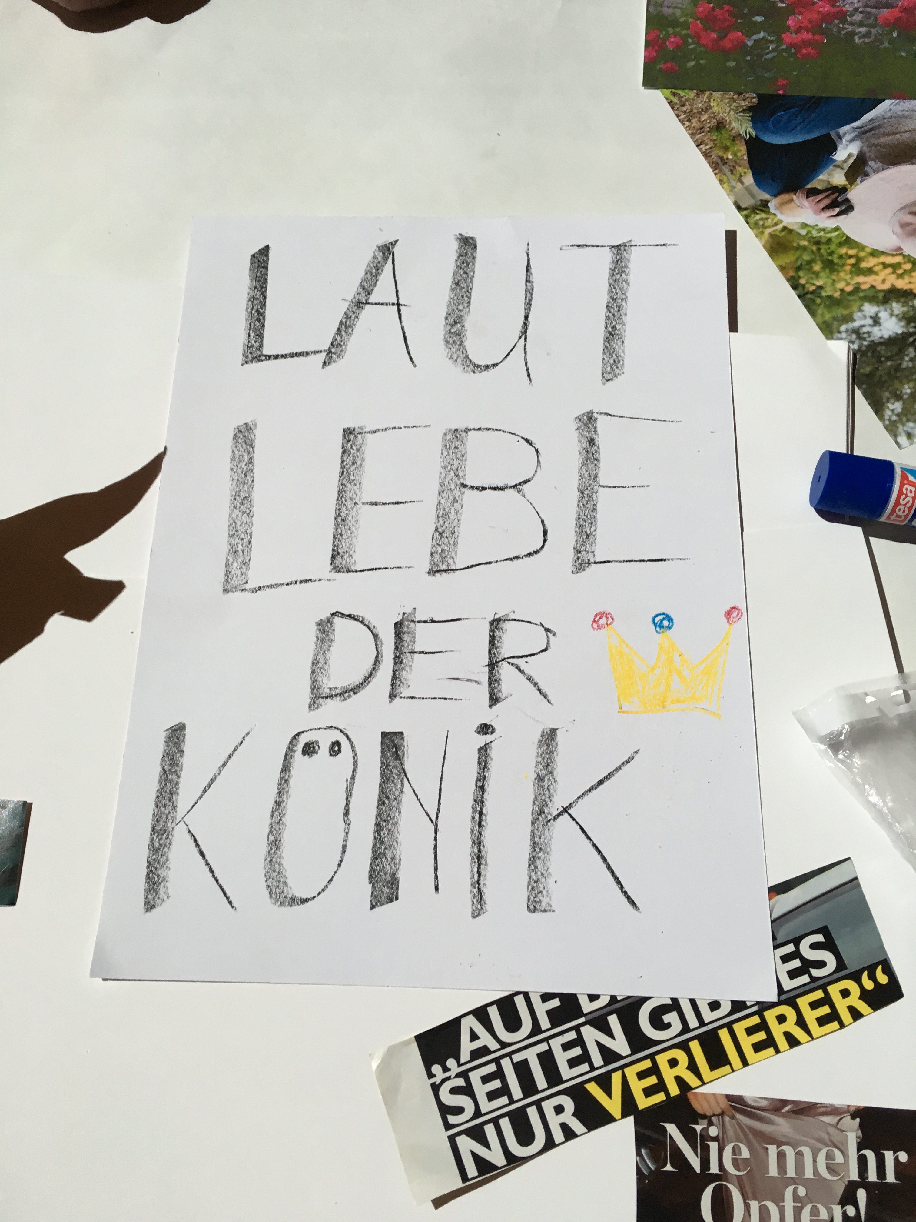 Gemaltes Plakat "Laut lebe der Könik"