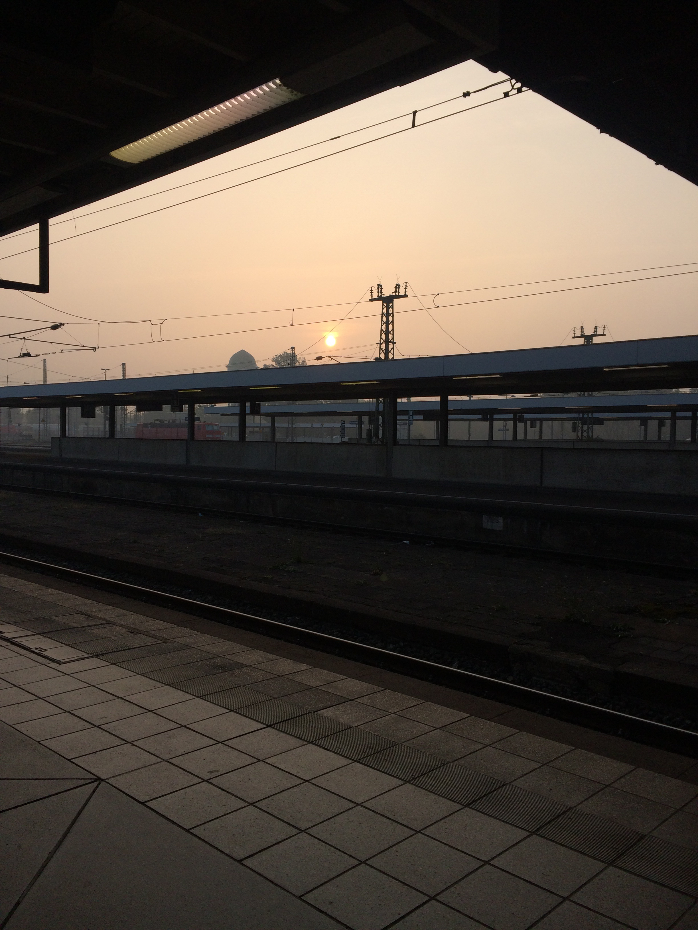 Sonnenuntergang an einem leeren Bahnhof