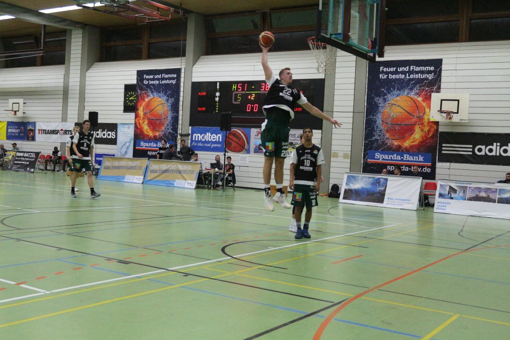 Basketballspieler im Spiel beim Wurf auf den Korb