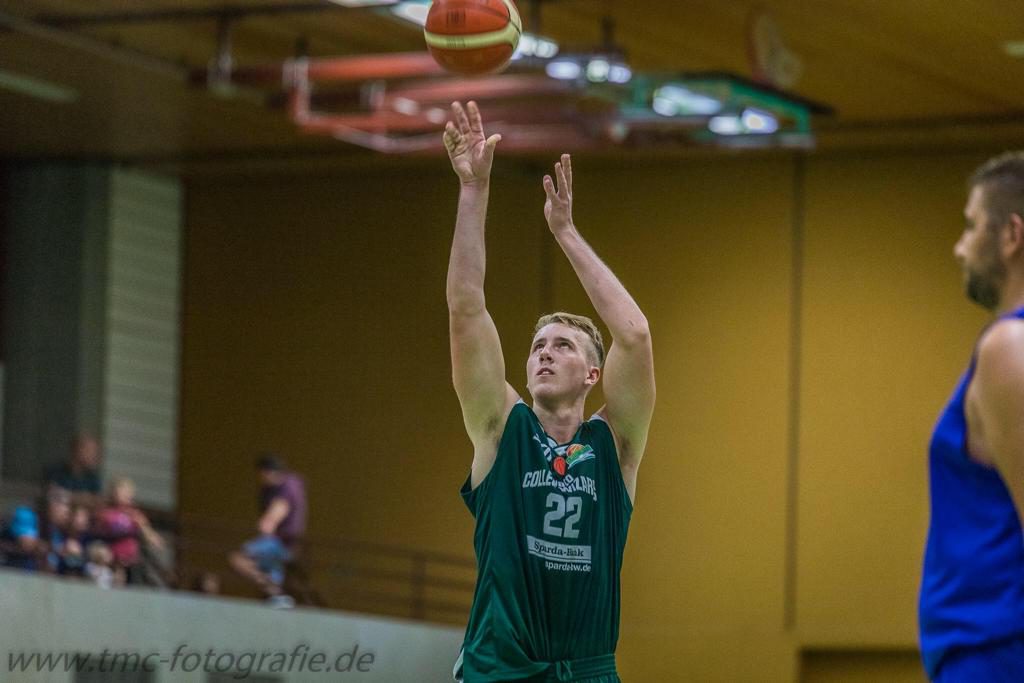 Basketballspieler beim Wurf