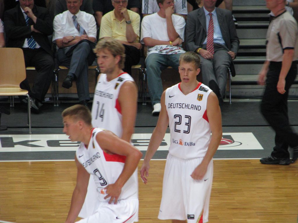 Spieler der Basketballnationalmannschaft mit Rouven Roessler und Dirk Nowitzki